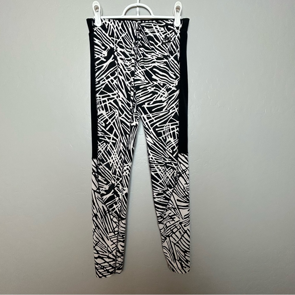 ⭐️Nike black and white abstract pattern athletic leggings size medium